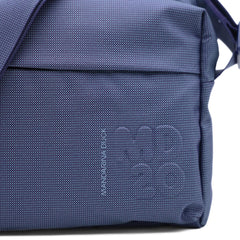 Dettaglio tracolla e tessuto poliestere della borsa crossover Mandarina Duck MD20