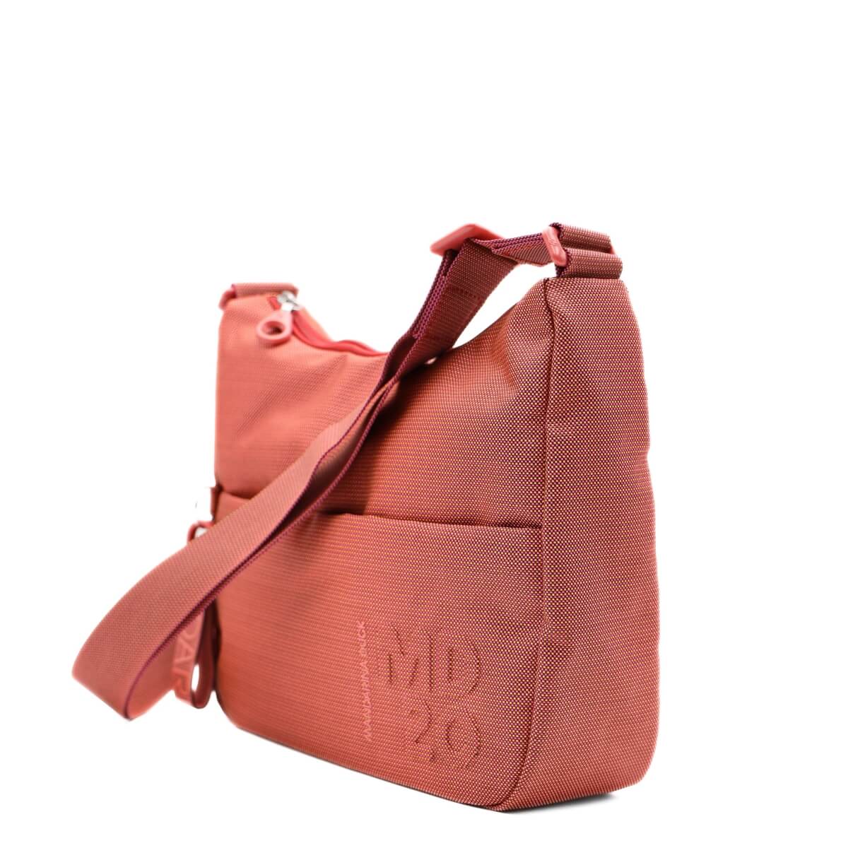 Dettaglio tessuto poliestere e tracolla regolabile della borsa Mandarina Duck MD20