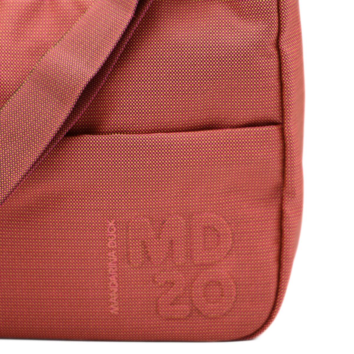 Dettaglio tessuto poliestere e tracolla regolabile della borsa Mandarina Duck MD20