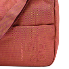 Dettaglio tessuto poliestere e tracolla regolabile della borsa Mandarina Duck MD20