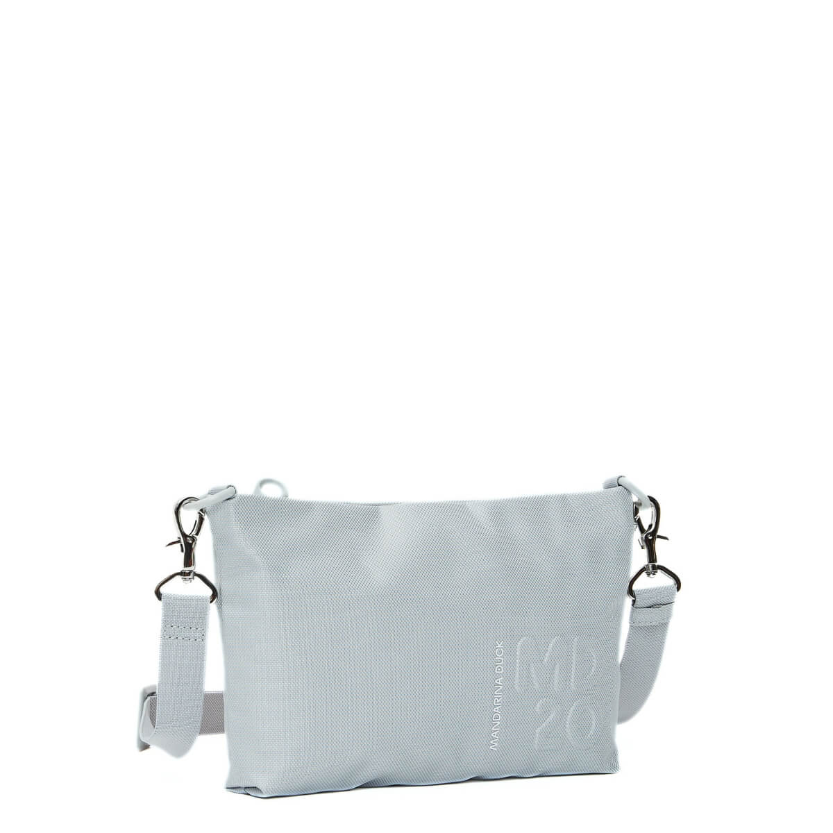 Borsa a tracolla Mandarina Duck MD20 Ghiaccio indossata con look casual chic