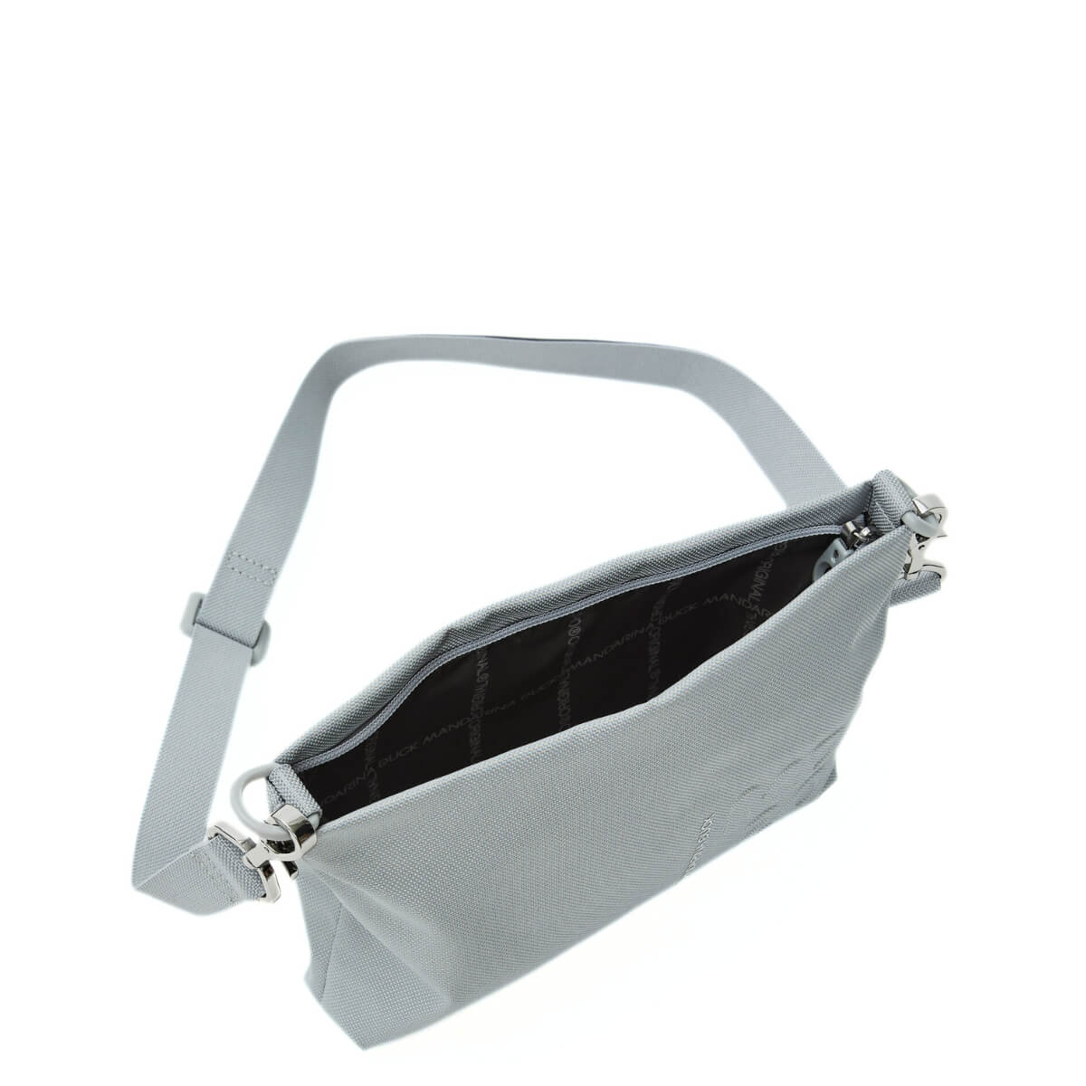 Borsa a tracolla Mandarina Duck MD20 Ghiaccio indossata con look casual chic