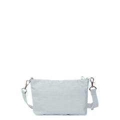 Borsa a tracolla Mandarina Duck MD20 Ghiaccio indossata con look casual chic