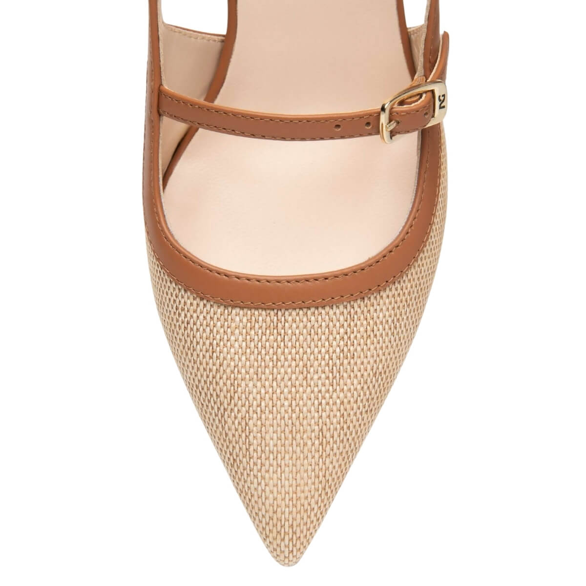 Slingback Nero Giardini raffia beige con inserti in pelle cuoio.