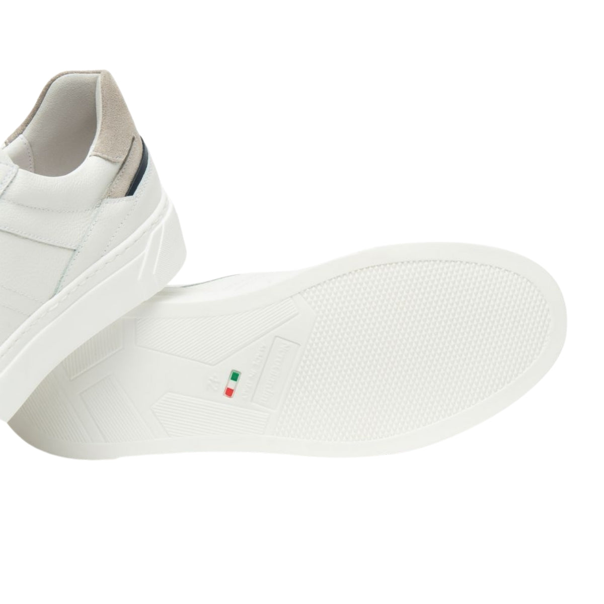Sneakers uomo Nero Giardini E601130U 707 in pelle e nabuk bianco.