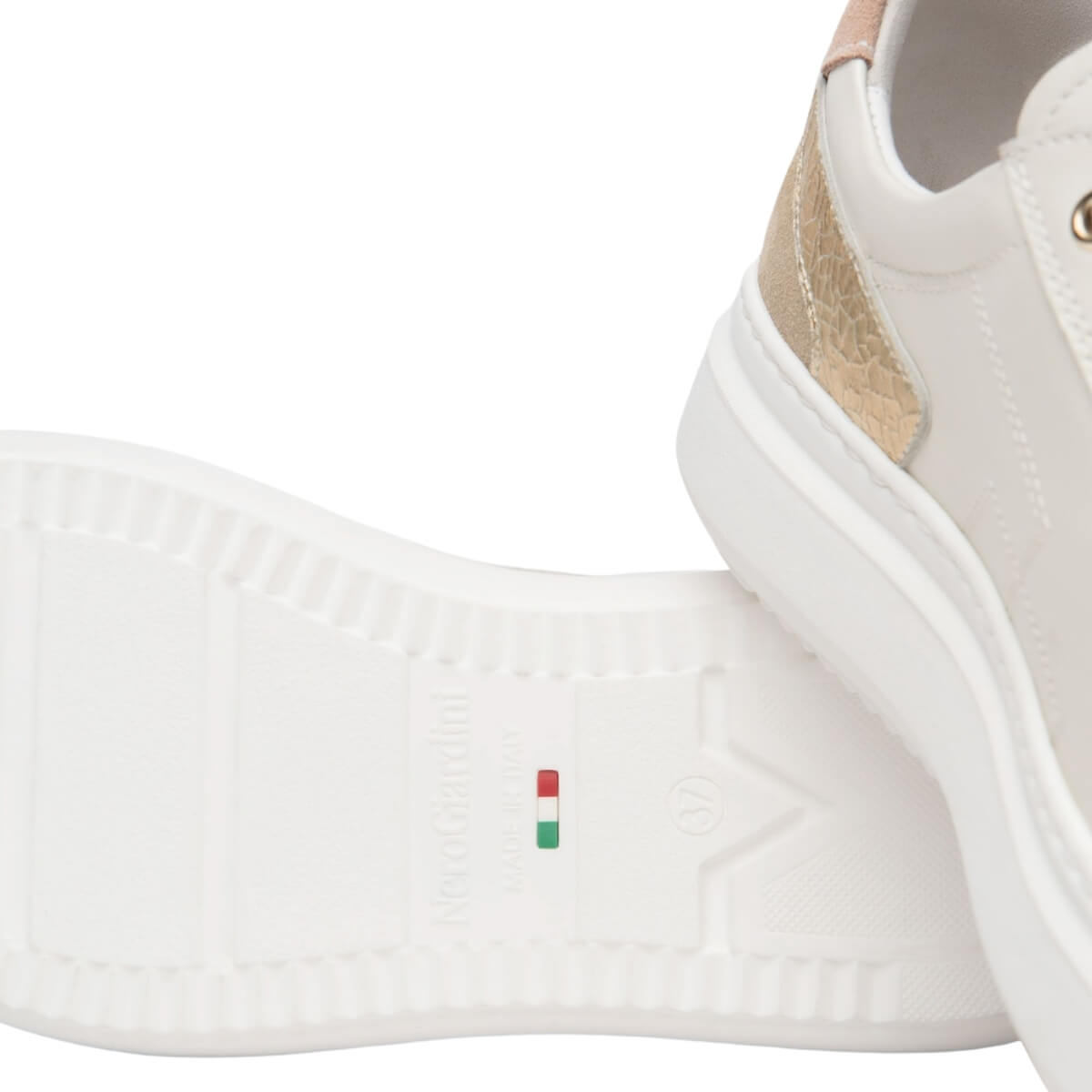 Sneakers da donna Nero Giardini in pelle beige elegante con inserti colorati.