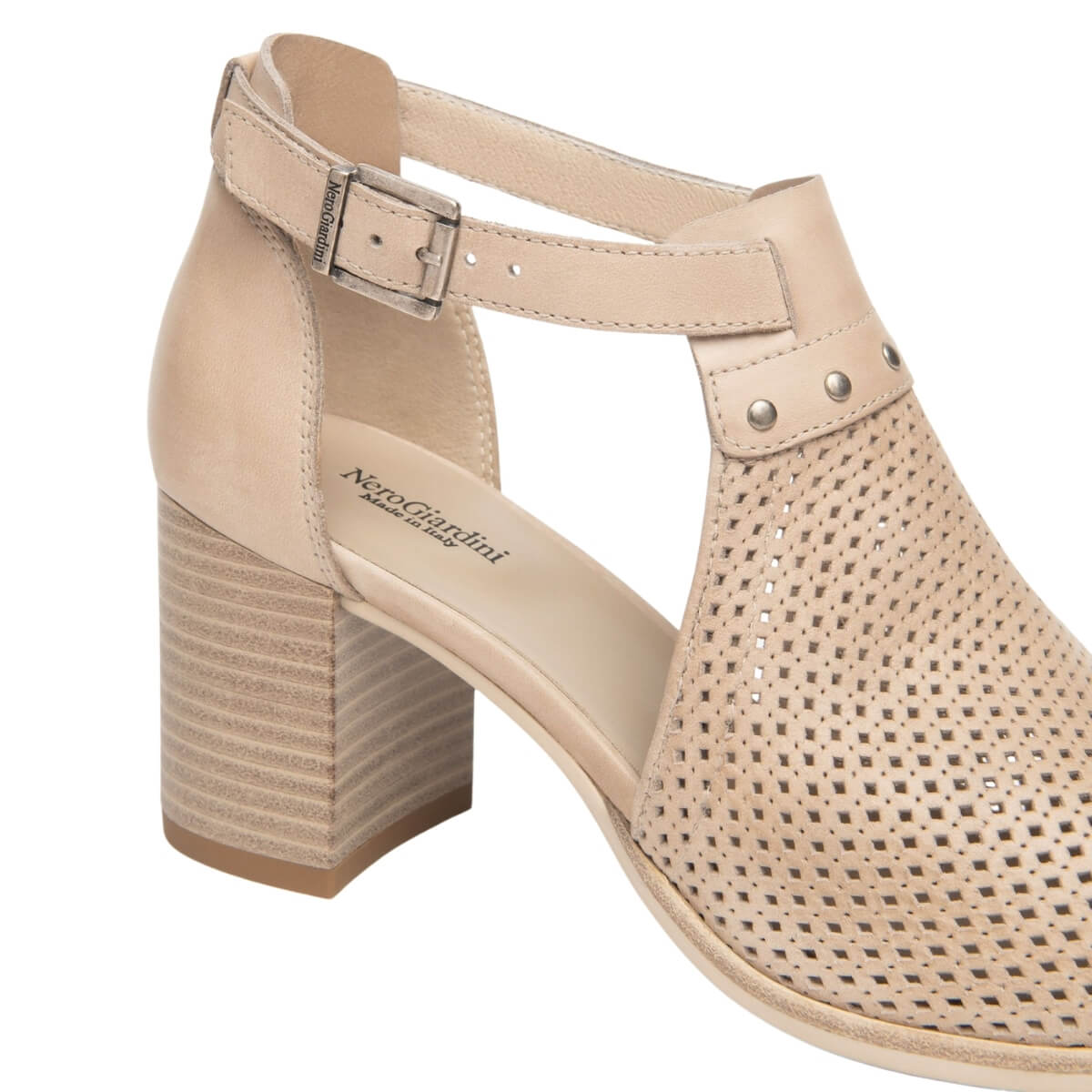 Stivaletto Nero Giardini beige in pelle traforata.