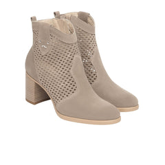 Stivaletto Nero Giardini beige in pelle traforata.